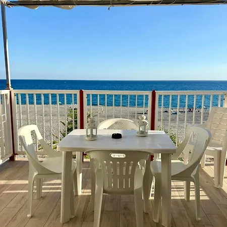 San Lorenzo Beachfront Con Veranda Vista Mare 4 Posti דירה Marina di San Lorenzo